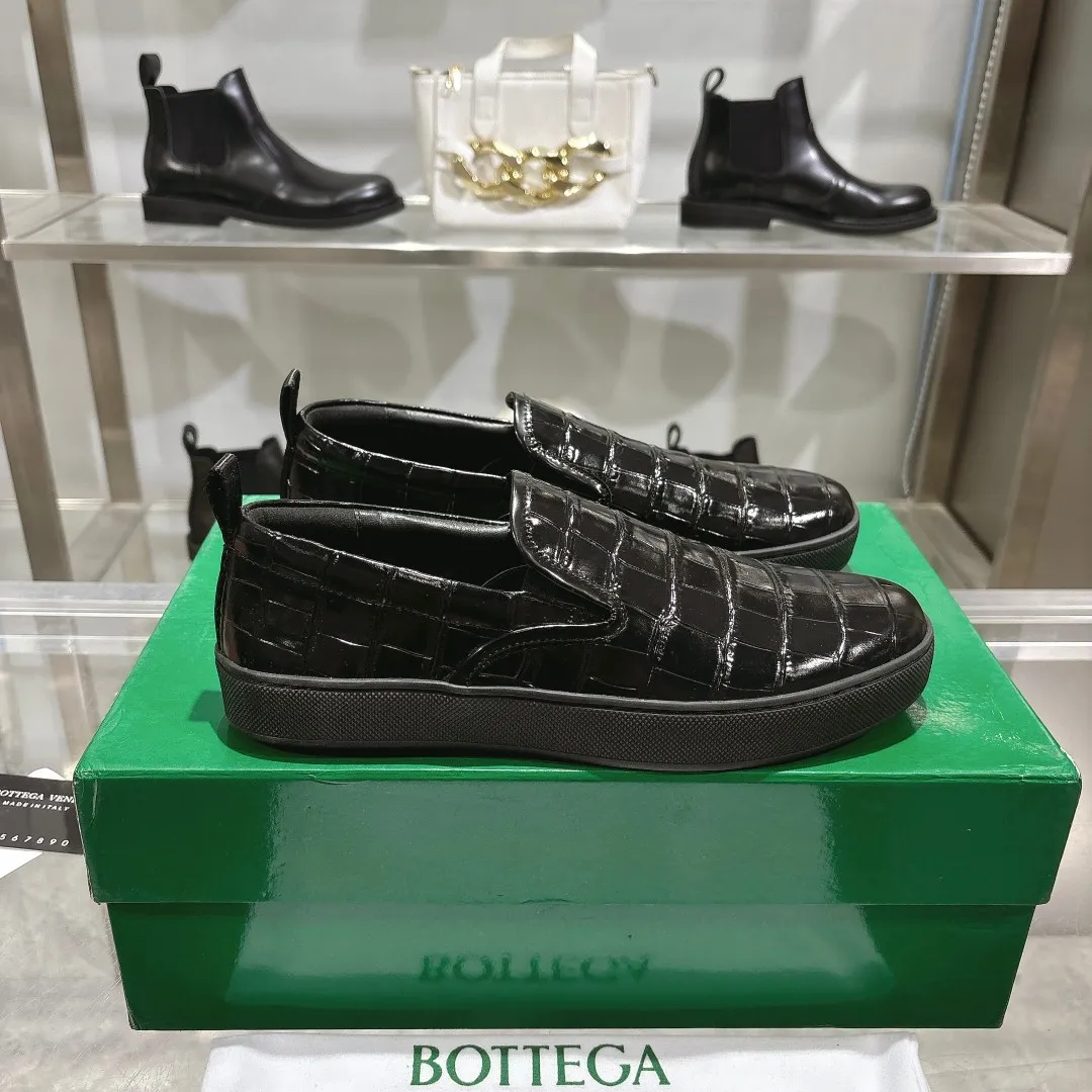 [BV] Top P: 720💰 Couple style, Size: Female 35-39, Male 39--44 (Female 40. Male 38. 45, non-refundable) Bottega Veneta 2025 new model, the highest version in the counter, Bottega Veneta counter synchronization style! Round toe braided slip-on shoes! Imported cowhide leather surface, original molded outsole! 1:1 replica! !